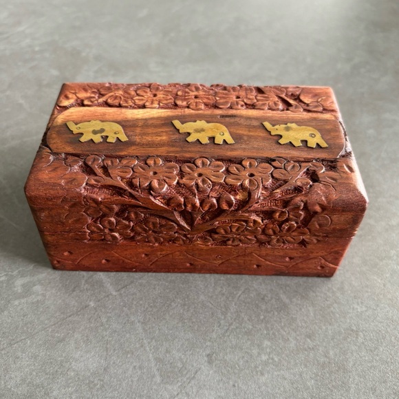 Hand carved Rosewood box, keepsake, treasure box adorned with 3 Elephants - Picture 7 of 12